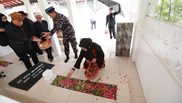 Saat Bupati Ipuk Ziarah ke Pusara Bupati Pertama Banyuwangi