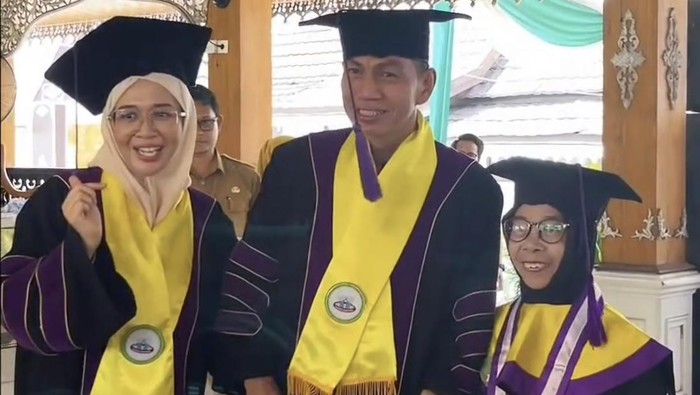 152 Lansia di Batang Hari Jambi Wisuda Sekolah Lansia Tangguh