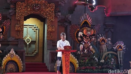 Bupati Buleleng Nyoman Sutjidra saat menyampaikan sambutan dalam kegiatan refleksi akhir tahun di Gedung Kesenian Gde Manik Singaraja, Kamis (18/12/2025). (Foto: Made Wijaya Kusuma/detikBali)