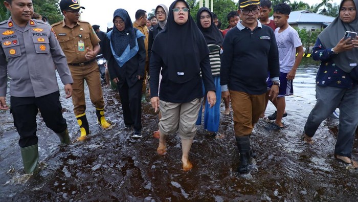 Bupati Siak Afni Kerahkan Pejabat ke Wilayah Banjir: Rakyat Harus Dibersamai
