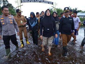 Bupati Siak Afni Kerahkan Pejabat ke Wilayah Banjir: Rakyat Harus Dibersamai