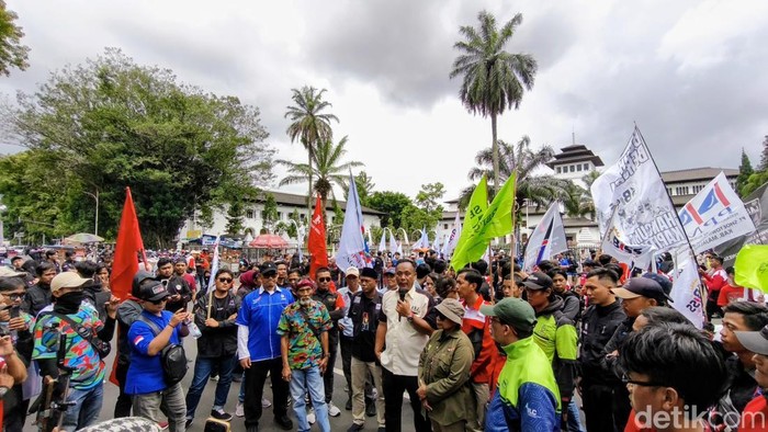 Buruh Jabar Desak Penetapan UMP Berbasis KHL