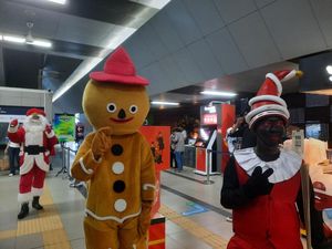 Suasana Christmas Carol di Stasiun MRT Blok M, Warga sampai Terharu