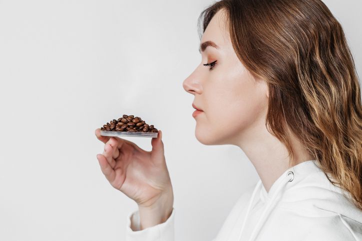 Cium aroma biji kopi