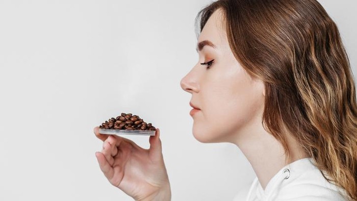 Cium aroma biji kopi