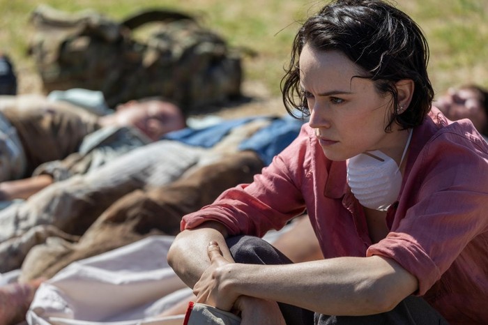 Daisy Ridley Lawan Zombie di We Bury The Dead