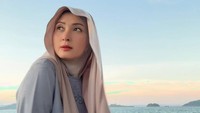 Dalam video yang diunggah melalui akun Instagram pribadinya yang dilihat pada Kamis (18/12/2025), Della menegaskan dirinya bukan mau viral. Saya buat video hanya ingin membuat supaya Arman tidak maju-mundur-maju-mundur lagi karena sudah hampir 3 tahun kamu seperti ini, kata Della Puspita. Foto: Instagram @dellapuspita00