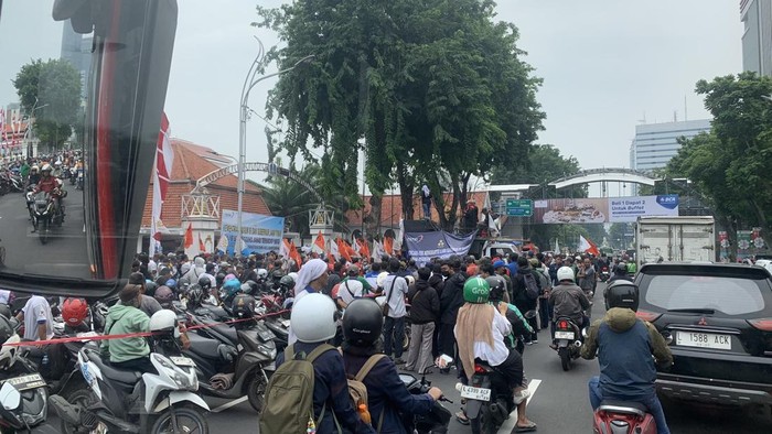 Demo di depan Gedung Negara Grahadi Surabaya