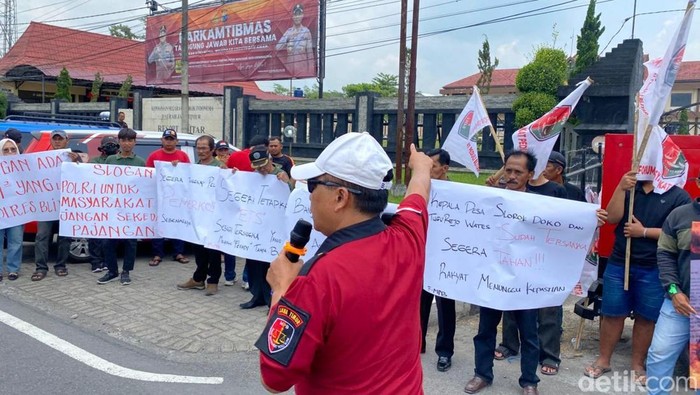 Polres Blitar Didemo Massa Buntut Kasus Salah Tangkap