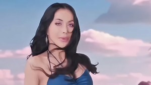 Banyak penyanyi saat mengeluarkan karya, ada yang dengar dari cerita orang, ada yang pengin statement dari cerita sendiri, ada yang kepengin menjawab masyarakat whatever, ucapnya. Foto: Instagram @denadaindonesia