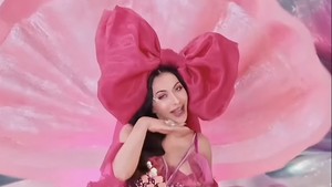 Penampilan Denada dalam video klip juga nyentrik. Denada mengakui lagu ini juga menceritakan tentang dirinya yang baru. Denada diketahui melakukan beberapa operasi pada tubuh dan wajah, yang terbaru adalah dirinya melakukan operasi payudara di Thailand. Foto: Instagram @denadaindonesia