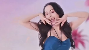 Aku ngeluarin lagu ini sebenarnya sudah lama banget dari mulai aku abis operasi rhinoplasty. Sebenarnya ada lirik dan kata-katanya ngomongin soal itu, kata Denada di studio Rumpi: No Secret, Jalan Kapten P Tendean, kemarin. Foto: Instagram @denadaindonesia