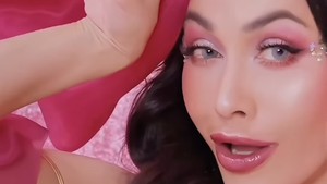 Denada mengeluarkan lagu terbaru berjudul Gotaki. Video klipnya dirilis tepat pada momen penampilan barunya usai operasi plastik mencuri perhatian. Foto: Instagram @denadaindonesia