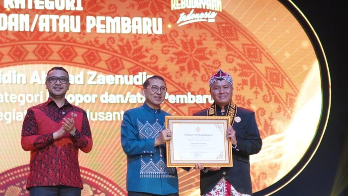 Diaz Nawaksara saat menerima Anugerah Kebudayaan Indonesia 2025