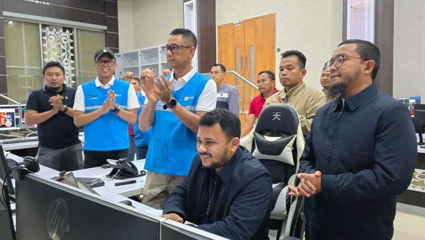 Direktur Utama PLN, Darmawan Prasodjo (ketiga dari kanan) memimpin langsung proses penyambungan sistem kelistrikan Aceh dengan sistem besar Sumatra di Kantor PLN Unit Pelaksana Pengatur Beban (UP2B) Sumatera Bagian Utara, Medan (17/12). Dengan tersambungnya sistem tersebut, pasokan listrik di Kota Banda Aceh kini telah pulih sepenuhnya. (Dok. PT PLN (Persero))