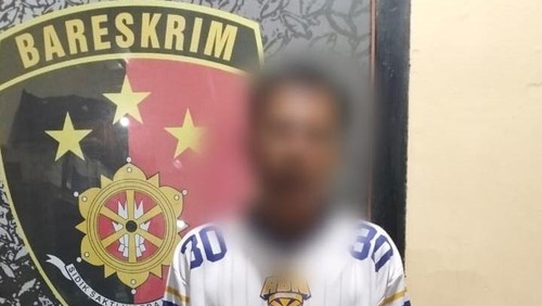 DK alias Kicuk, lansia penganiaya pemuda dengan badik, ditahan Polsek Mataram, Kamis (18/12/2025). (Dok Polresta Mataram)