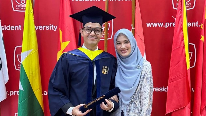 Dude Harlino Wisuda