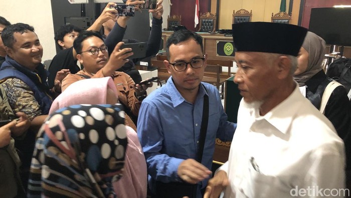 Eks Bupati Sleman Sri Purnomo meninggalkan ruang sidang, Kamis (18/12).