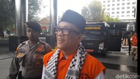 Noel Pakai Syal-Peci Hitam Jelang Dilimpahkan ke Jaksa: Biar Keren