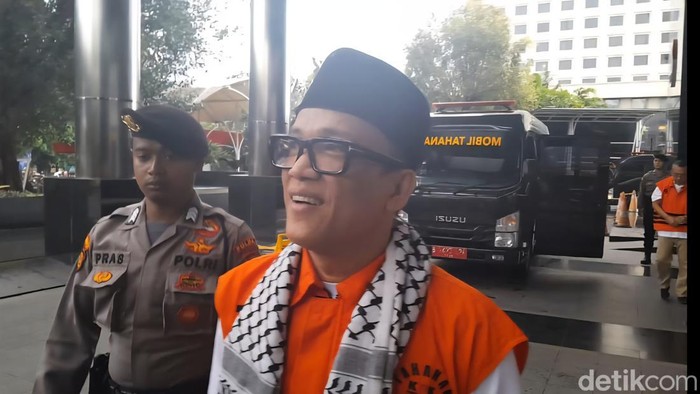 Eks Wamenaker Noel pakai syal dan peci hitam jelang dilimpahkan ke Jaksa