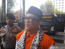 Gaya Noel Berpeci-Syal Putih Jelang Pelimpahan Berkas Kasus Sertifikasi K3