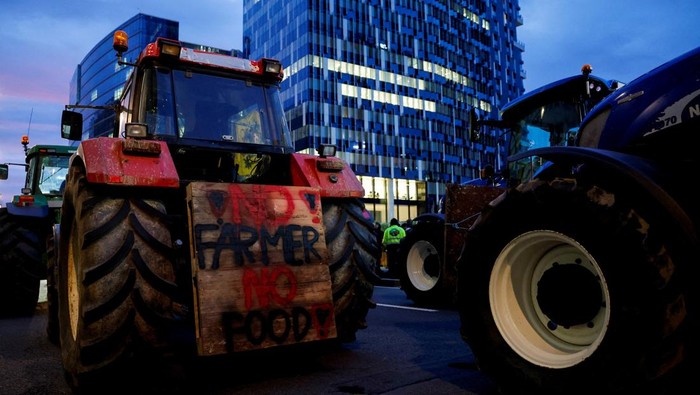 Farmers block a street during a protest against the EU-Mercosur free-trade deal between the European Union and the South American countries of Mercosur, on the day of a European Union leaders' summit, in Brussels, Belgium, December 18, 2025. REUTERS/Stephanie Lecocq