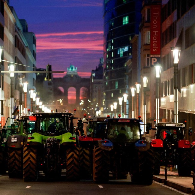 Traktor Petani Kembali Blokade Jalan Saat KTT Uni Eropa di Brussels