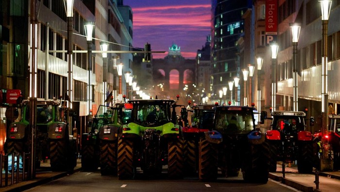 Farmers block a street during a protest against the EU-Mercosur free-trade deal between the European Union and the South American countries of Mercosur, on the day of a European Union leaders' summit, in Brussels, Belgium, December 18, 2025. REUTERS/Stephanie Lecocq