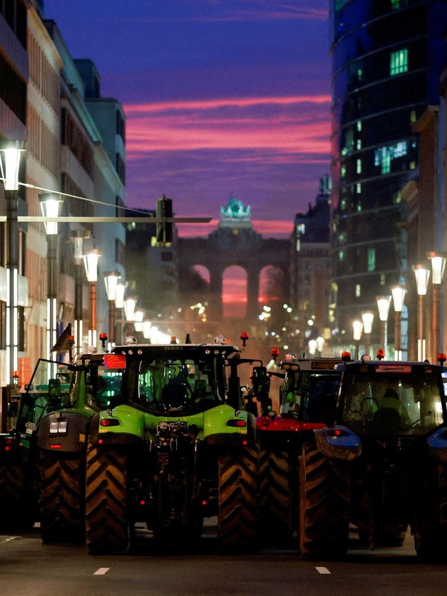 Traktor Petani Kembali Blokade Jalan Saat KTT Uni Eropa di Brussels