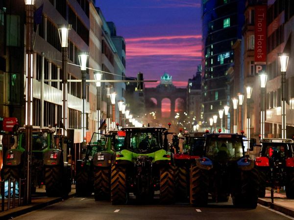 Traktor Petani Kembali Blokade Jalan Saat KTT Uni Eropa di Brussels