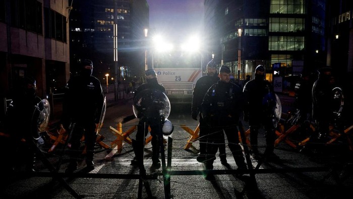 EU-SUMMIT/FARMERS-PROTEST Farmers block a street during a protest against the EU-Mercosur free-trade deal between the European Union and the South American countries of Mercosur, on the day of a European Union leaders' summit, in Brussels, Belgium, December 18, 2025. REUTERS/Stephanie Lecocq