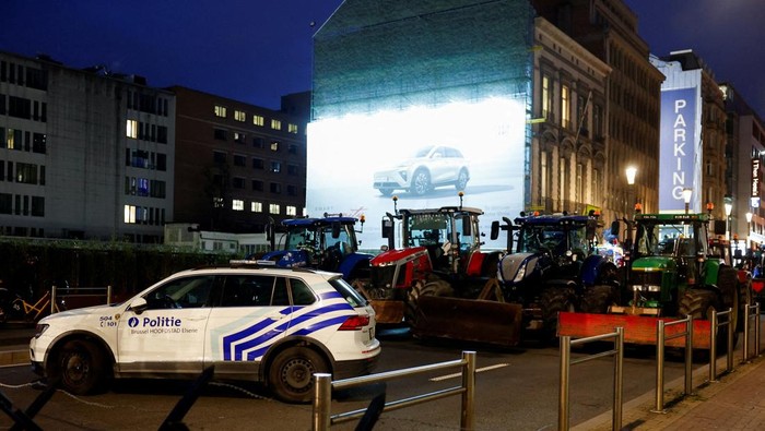 EU-SUMMIT/FARMERS-PROTEST Farmers block a street during a protest against the EU-Mercosur free-trade deal between the European Union and the South American countries of Mercosur, on the day of a European Union leaders' summit, in Brussels, Belgium, December 18, 2025. REUTERS/Stephanie Lecocq