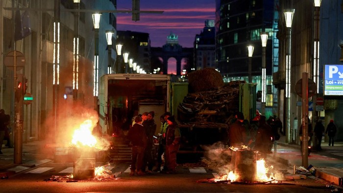 Farmers block a street during a protest against the EU-Mercosur free-trade deal between the European Union and the South American countries of Mercosur, on the day of a European Union leaders' summit, in Brussels, Belgium, December 18, 2025. REUTERS/Stephanie Lecocq