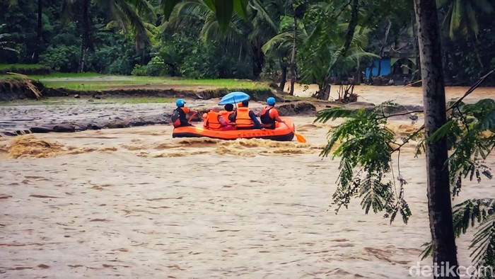 Bertaruh Nyawa Membelah Arus Cidadap demi Selamatkan 38 Warga