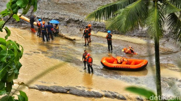 Evakuasi membelah arus sungai Cidadap Evakuasi membelah arus sungai Cidadap