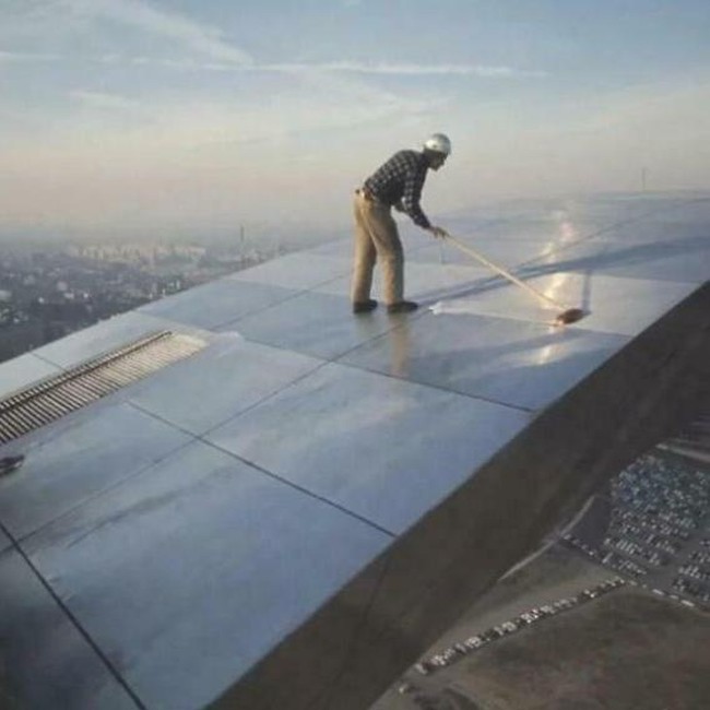 Bikin Ngeri & Ngilu! Aksi Karyawan Nekat Abaikan Keselamatan Kerja