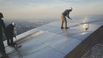 Membersihkan atap gedung tinggi tanpa tali pengaman. Angin atau permukaan licin bisa berakibat fatal. Foto: Boredpanda