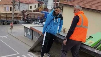 Berdiri santai di alat ekskavator menuju lantai tiga. . Jarak ke jalan di bawahnya sangat tinggi, tapi prosedur keselamatan tampak diabaikan. Foto: Boredpanda