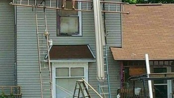 Bekerja di lantai atas hanya mengandalkan papan dan tangga. Minim pengaman, posisi tubuh pekerja ini rawan terpeleset. Foto: Boredpanda