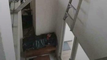 Tangga disusun menyilang jadi jembatan darurat. Cara ini sangat berisiko karena tidak stabil dan sama sekali tidak dirancang menahan beban manusia. Foto: Boredpanda