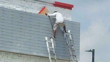 Tangga seadanya dipakai di ketinggian tanpa pengaman. Satu kesalahan kecil saja bisa berujung jatuh bebas dari atas bangunan. Foto: Boredpanda