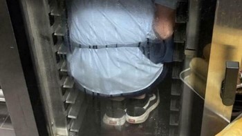 Seseorang berada di dalam oven industri. Praktik ekstrem yang sangat berbahaya dan berisiko cedera serius. Foto: Boredpanda