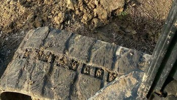 Masuk ke lubang berisi air tanpa perlindungan memadai. Risiko terjebak, longsor, hingga tenggelam mengintai. Foto: Boredpanda