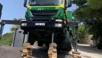 Truk crane ditopang balok kayu seadanya. Penyangga darurat seperti ini sangat berisiko ambruk dan membahayakan pekerja di sekitarnya. Foto: Boredpanda
