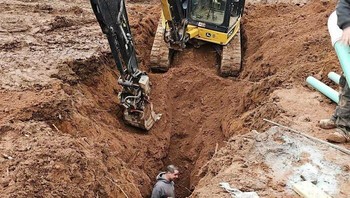 Pekerja berada di dalam galian saat alat berat masih beroperasi. Longsor tanah atau pergerakan excavator bisa berakibat fatal dalam hitungan detik. Foto: Boredpanda