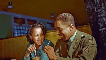 Romansa Franklin Williams dan kekasihnya Ellen Hardin. Berbagi es krim di Baltimore, Maryland, Maret 1942. Foto: sebcolorisation via Bored Panda