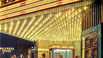 Jadi kayak di film-film. Foto: sebcolorisation via Bored Panda