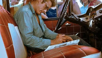 James Dean tanda tangan di dalam mobil di Marfa, Texas. Foto diabadikan oleh Richard C. Miller, Juli 1955. Foto: sebcolorisation via Bored Panda