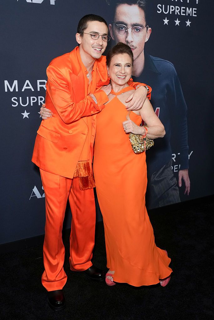 Gaya Kompak Timothee Chalamet dan Ibu Timothée Chalamet and Nicole Flender at A24's