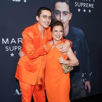 Serba Orange Lagi, Giliran Timothee Chalamet Tampil Matching Bareng Ibu